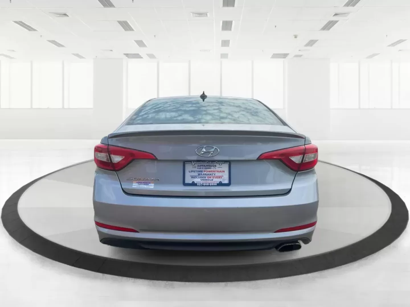 2015 Hyundai Sonata SE (5NPE24AF4FH) with an 2.4L I-4 gasoline direct injection engine, located at 4508 South Dixie Dr, Moraine, OH, 45439, (937) 908-9800, 39.689976, -84.218452 - 2015 Hyundai Sonata SE - Photo#3