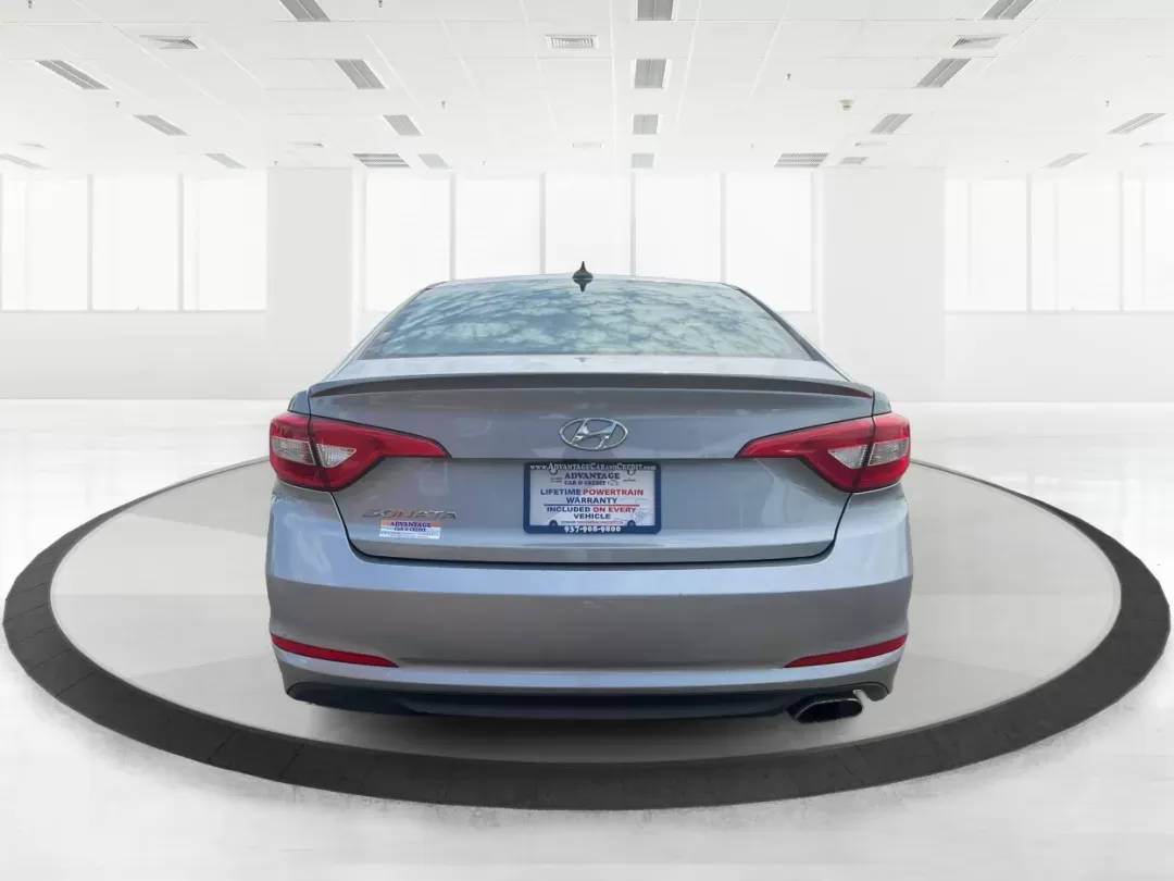 2015 Hyundai Sonata SE (5NPE24AF4FH) with an 2.4L I-4 gasoline direct injection engine, located at 4508 South Dixie Dr, Moraine, OH, 45439, (937) 908-9800, 39.689976, -84.218452 - 2015 Hyundai Sonata SE - Photo#3