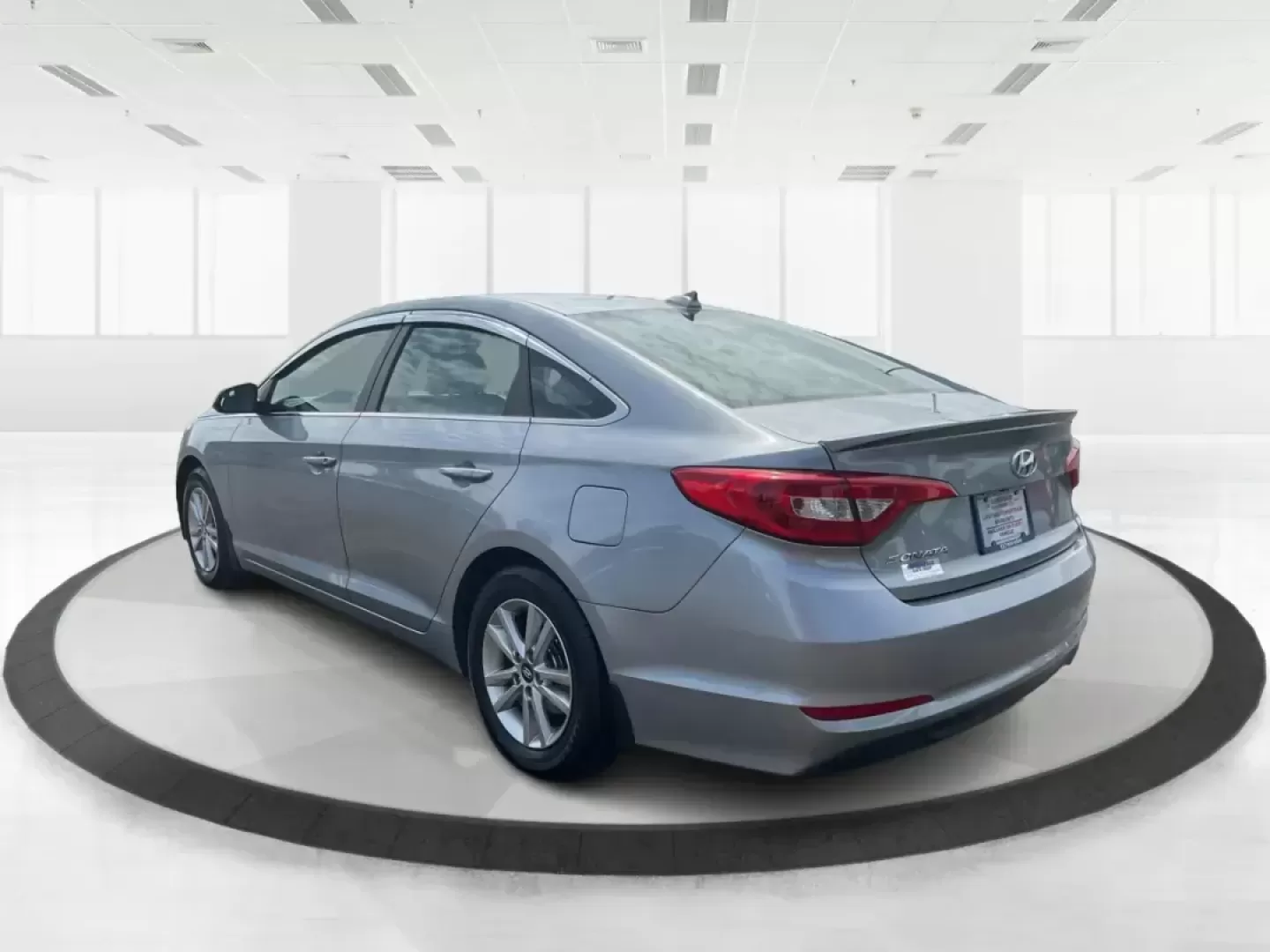 2015 Hyundai Sonata SE (5NPE24AF4FH) with an 2.4L I-4 gasoline direct injection engine, located at 4508 South Dixie Dr, Moraine, OH, 45439, (937) 908-9800, 39.689976, -84.218452 - 2015 Hyundai Sonata SE - Photo#4