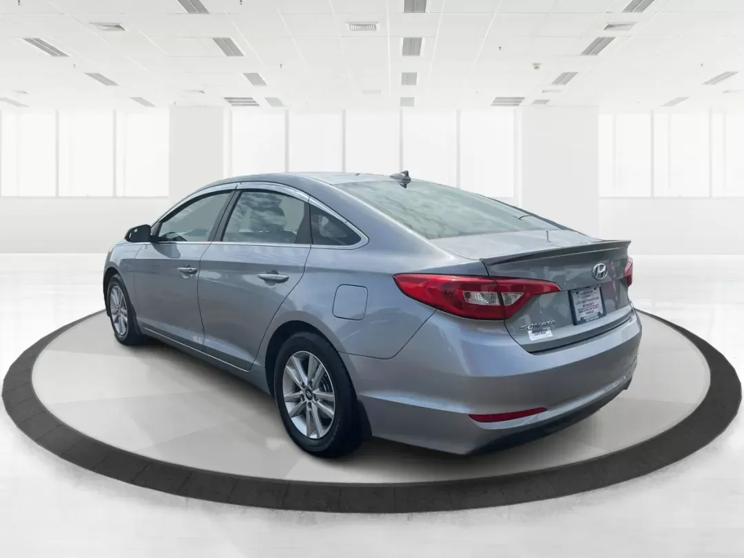 2015 Hyundai Sonata SE (5NPE24AF4FH) with an 2.4L I-4 gasoline direct injection engine, located at 4508 South Dixie Dr, Moraine, OH, 45439, (937) 908-9800, 39.689976, -84.218452 - 2015 Hyundai Sonata SE - Photo#4