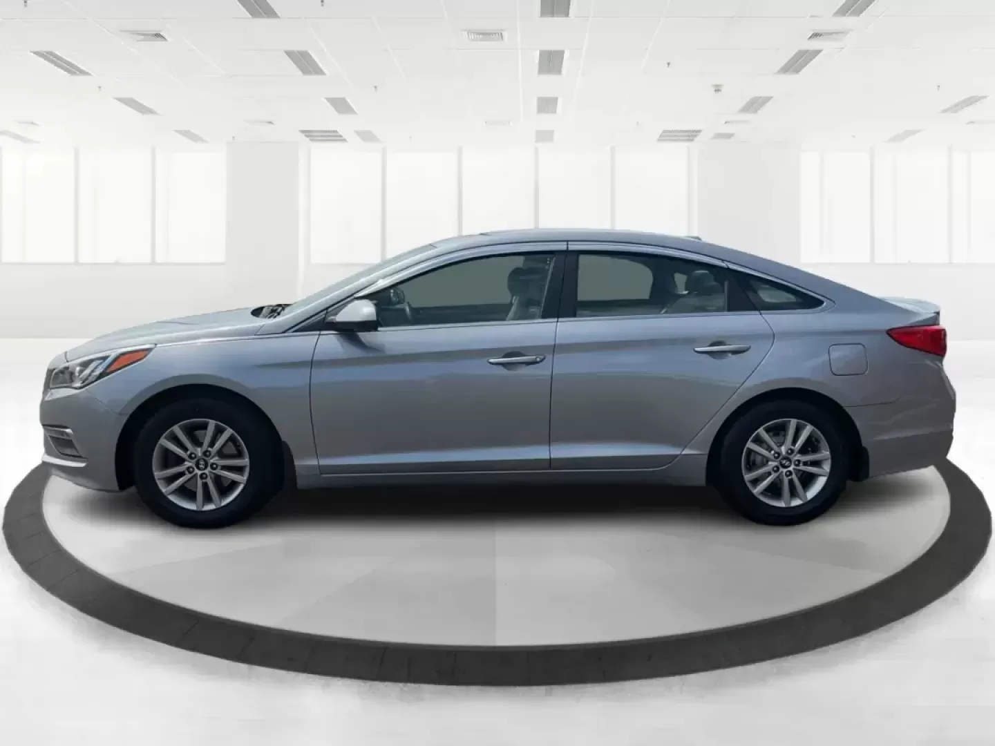 2015 Hyundai Sonata SE (5NPE24AF4FH) with an 2.4L I-4 gasoline direct injection engine, located at 4508 South Dixie Dr, Moraine, OH, 45439, (937) 908-9800, 39.689976, -84.218452 - 2015 Hyundai Sonata SE - Photo#5