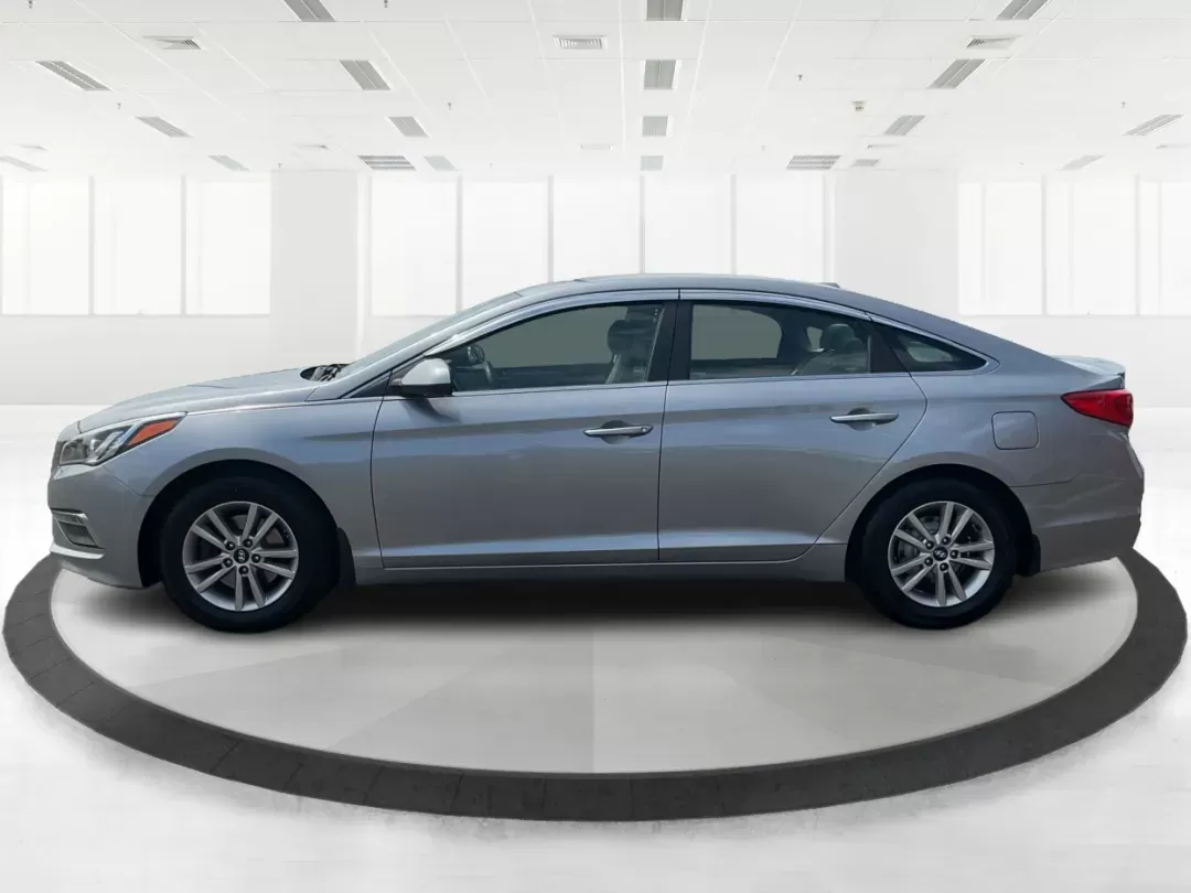 2015 Hyundai Sonata SE (5NPE24AF4FH) with an 2.4L I-4 gasoline direct injection engine, located at 4508 South Dixie Dr, Moraine, OH, 45439, (937) 908-9800, 39.689976, -84.218452 - 2015 Hyundai Sonata SE - Photo#5