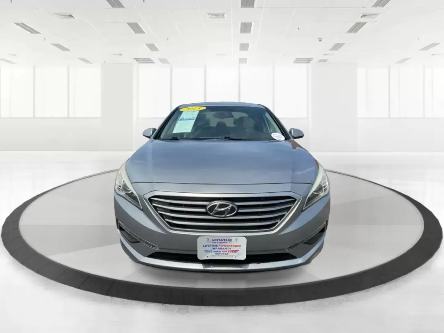 2015 Hyundai Sonata SE (5NPE24AF4FH) with an 2.4L I-4 gasoline direct injection engine, located at 4508 South Dixie Dr, Moraine, OH, 45439, (937) 908-9800, 39.689976, -84.218452 - 2015 Hyundai Sonata SE - Photo#6