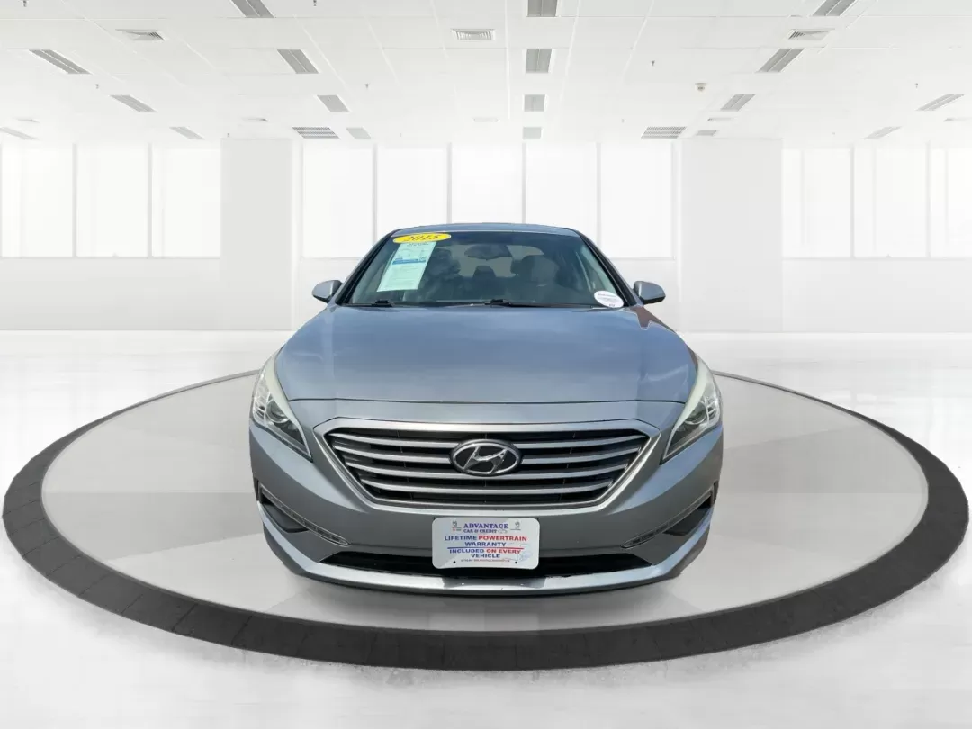 2015 Hyundai Sonata SE (5NPE24AF4FH) with an 2.4L I-4 gasoline direct injection engine, located at 4508 South Dixie Dr, Moraine, OH, 45439, (937) 908-9800, 39.689976, -84.218452 - 2015 Hyundai Sonata SE - Photo#6