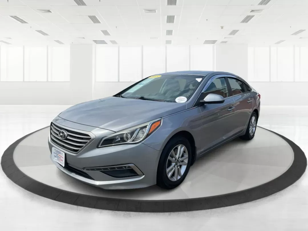 2015 Hyundai Sonata SE (5NPE24AF4FH) with an 2.4L I-4 gasoline direct injection engine, located at 4508 South Dixie Dr, Moraine, OH, 45439, (937) 908-9800, 39.689976, -84.218452 - 2015 Hyundai Sonata SE - Photo#7