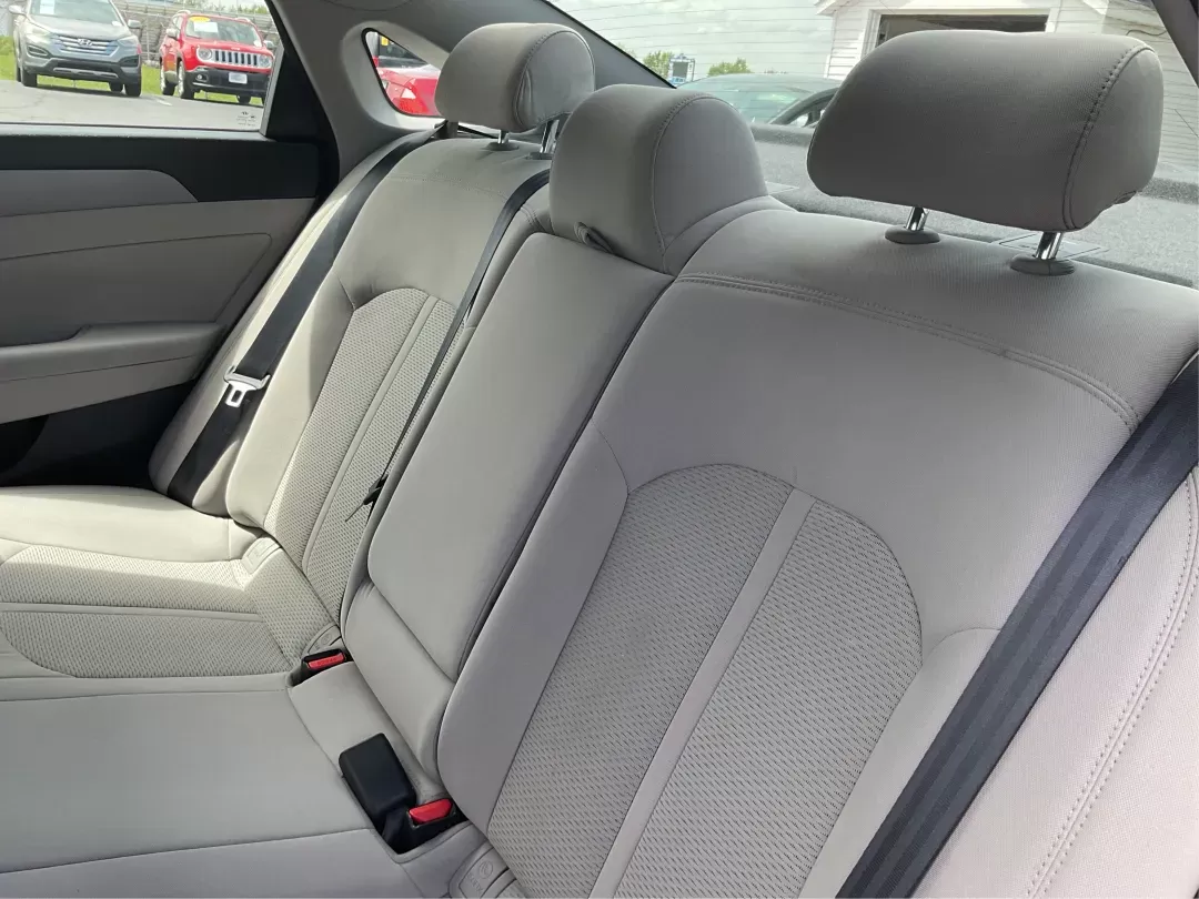 2015 Hyundai Sonata SE (5NPE24AF4FH) with an 2.4L I-4 gasoline direct injection engine, located at 4508 South Dixie Dr, Moraine, OH, 45439, (937) 908-9800, 39.689976, -84.218452 - 2015 Hyundai Sonata SE - Photo#9