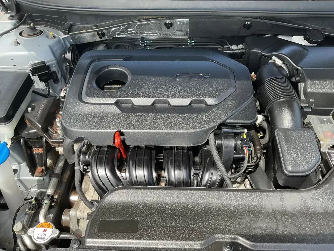 2015 Hyundai Sonata SE (5NPE24AF4FH) with an 2.4L I-4 gasoline direct injection engine, located at 4508 South Dixie Dr, Moraine, OH, 45439, (937) 908-9800, 39.689976, -84.218452 - 2015 Hyundai Sonata SE - Photo#10