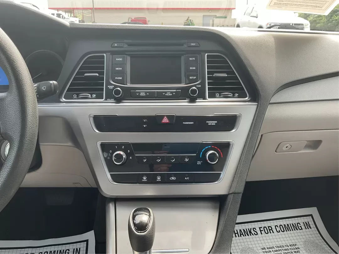 2015 Hyundai Sonata SE (5NPE24AF4FH) with an 2.4L I-4 gasoline direct injection engine, located at 4508 South Dixie Dr, Moraine, OH, 45439, (937) 908-9800, 39.689976, -84.218452 - 2015 Hyundai Sonata SE - Photo#12