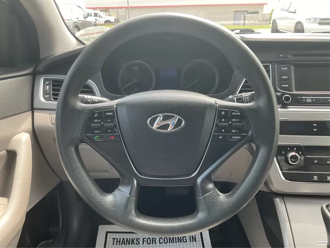 2015 Hyundai Sonata SE (5NPE24AF4FH) with an 2.4L I-4 gasoline direct injection engine, located at 4508 South Dixie Dr, Moraine, OH, 45439, (937) 908-9800, 39.689976, -84.218452 - 2015 Hyundai Sonata SE - Photo#15