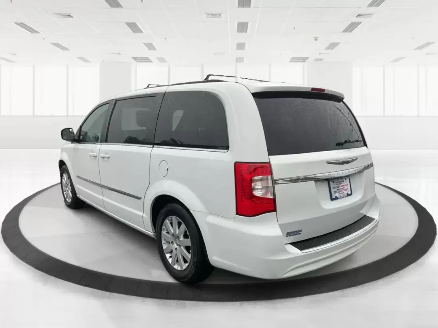 2016 Chrysler Town and Country Touring (2C4RC1BG6GR) with an Pentastar 3.6L V-6 DOHC engine, located at 1951 S Dayton Lakeview Rd., New Carlisle, OH, 45344, (937) 908-9800, 39.890999, -84.050255 - 2016 Chrysler Town and Country Touring - Photo#4