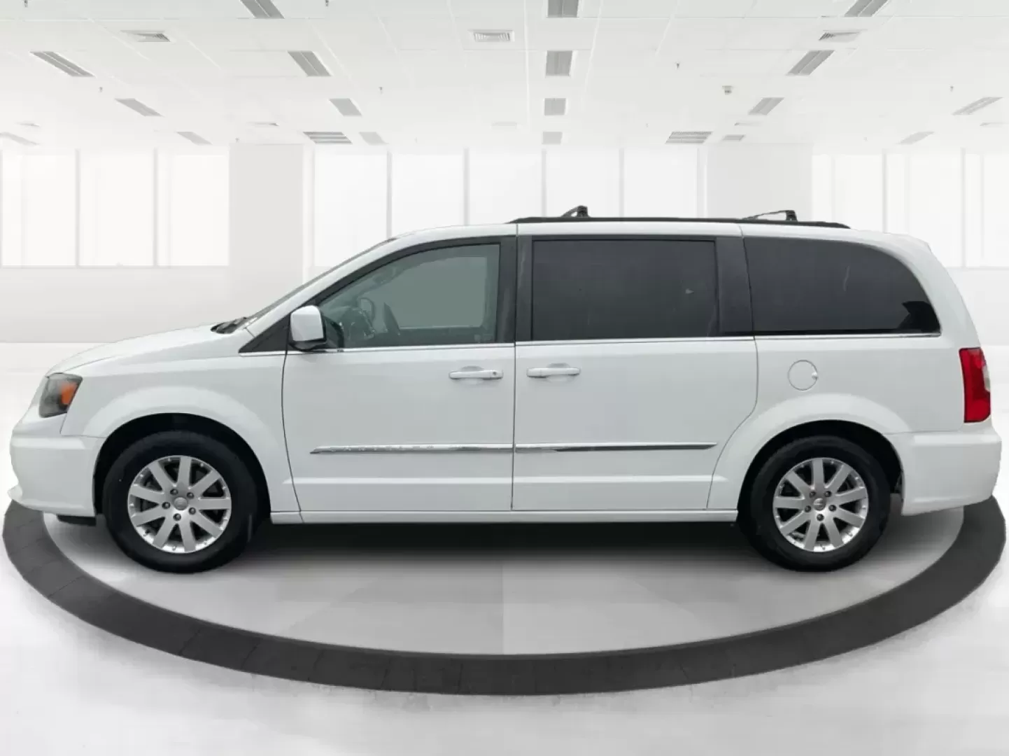 2016 Chrysler Town and Country Touring (2C4RC1BG6GR) with an Pentastar 3.6L V-6 DOHC engine, located at 1951 S Dayton Lakeview Rd., New Carlisle, OH, 45344, (937) 908-9800, 39.890999, -84.050255 - 2016 Chrysler Town and Country Touring - Photo#5