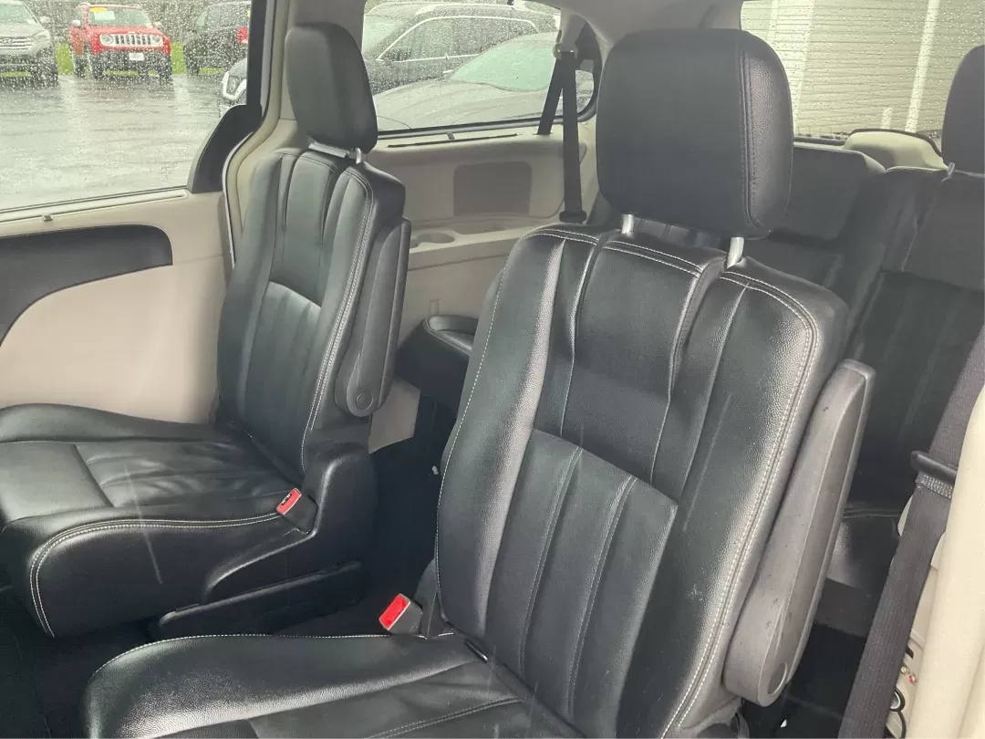 2016 Chrysler Town and Country Touring (2C4RC1BG6GR) with an Pentastar 3.6L V-6 DOHC engine, located at 1951 S Dayton Lakeview Rd., New Carlisle, OH, 45344, (937) 908-9800, 39.890999, -84.050255 - 2016 Chrysler Town and Country Touring - Photo#9