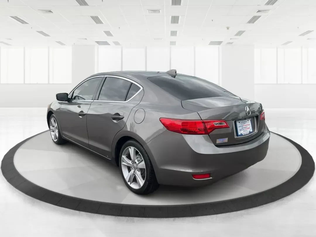 2013 Acura ILX 2.0L (19VDE1F7XDE) with an 2L I-4 i-VTEC variable valve control engine, located at 401 Woodman Dr, Riverside, OH, 45431, (937) 908-9800, 39.760899, -84.123421 - 2013 Acura ILX 2.0L - Photo#2