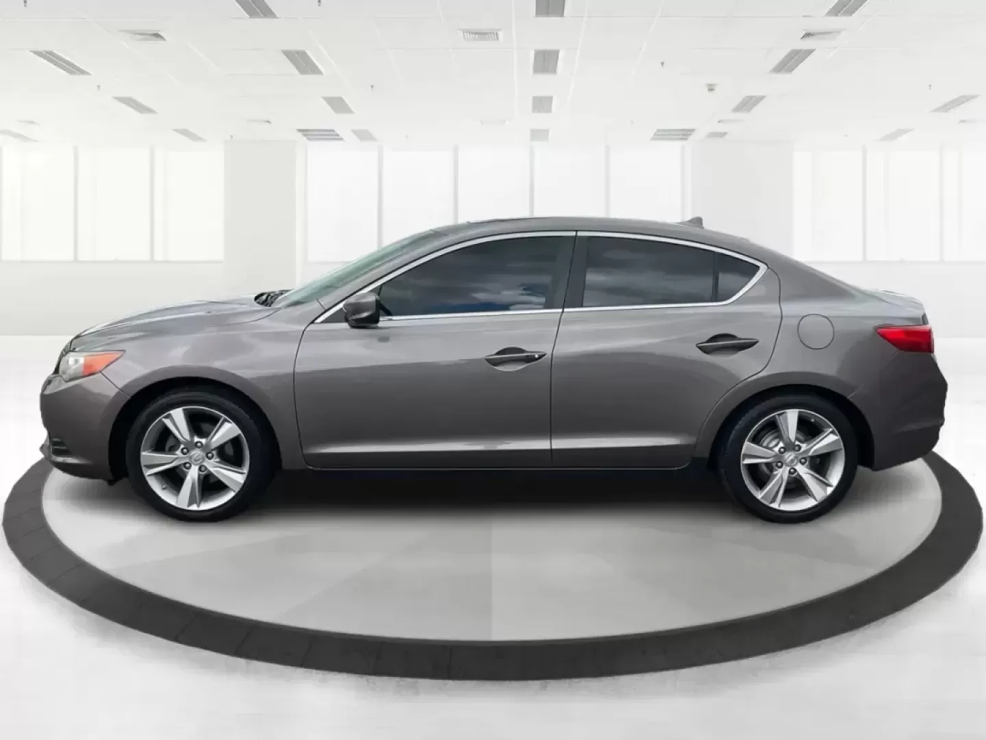 2013 Acura ILX 2.0L (19VDE1F7XDE) with an 2L I-4 i-VTEC variable valve control engine, located at 401 Woodman Dr, Riverside, OH, 45431, (937) 908-9800, 39.760899, -84.123421 - Photo#3