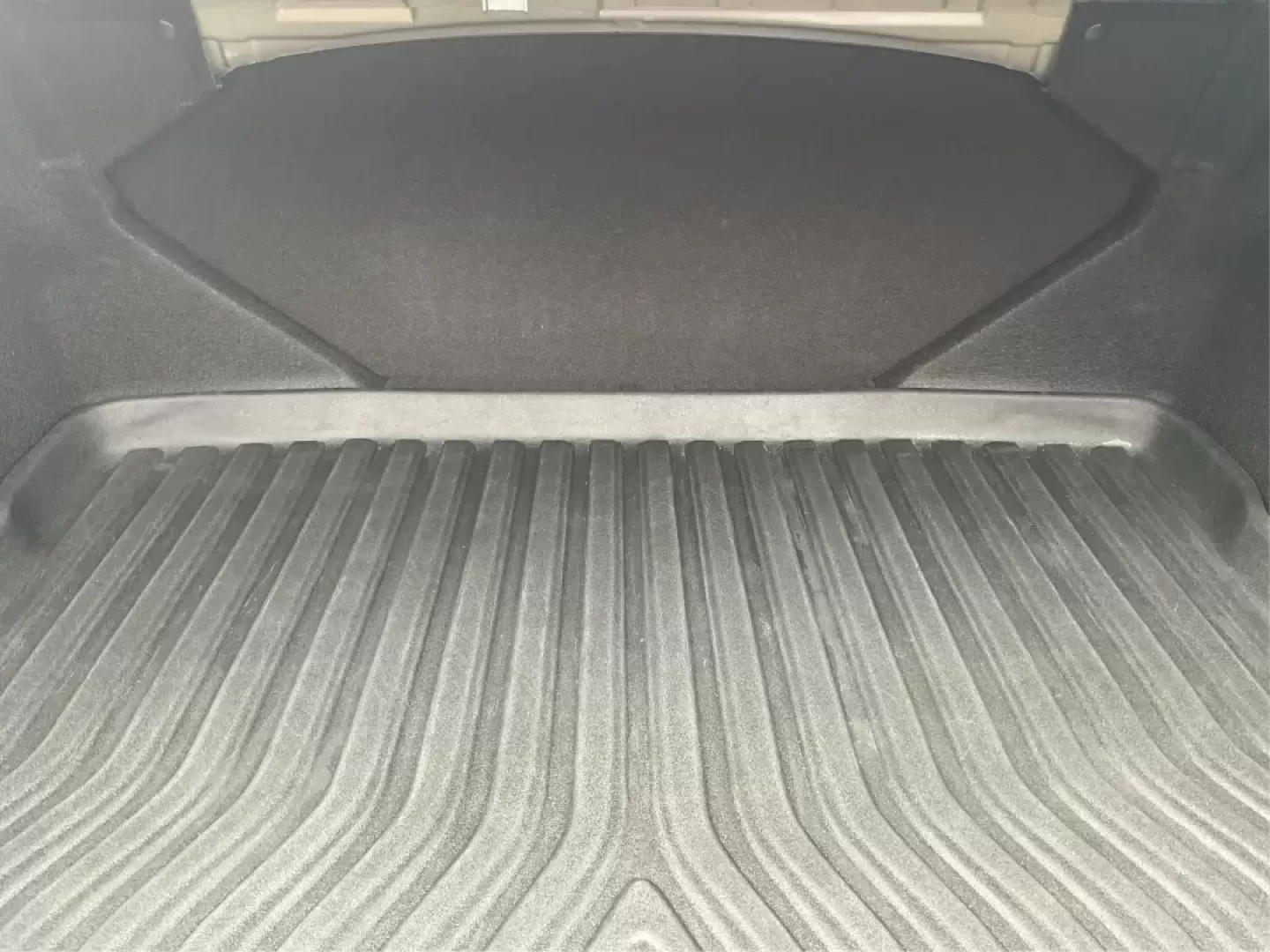 2013 Acura ILX 2.0L (19VDE1F7XDE) with an 2L I-4 i-VTEC variable valve control engine, located at 401 Woodman Dr, Riverside, OH, 45431, (937) 908-9800, 39.760899, -84.123421 - Photo#10