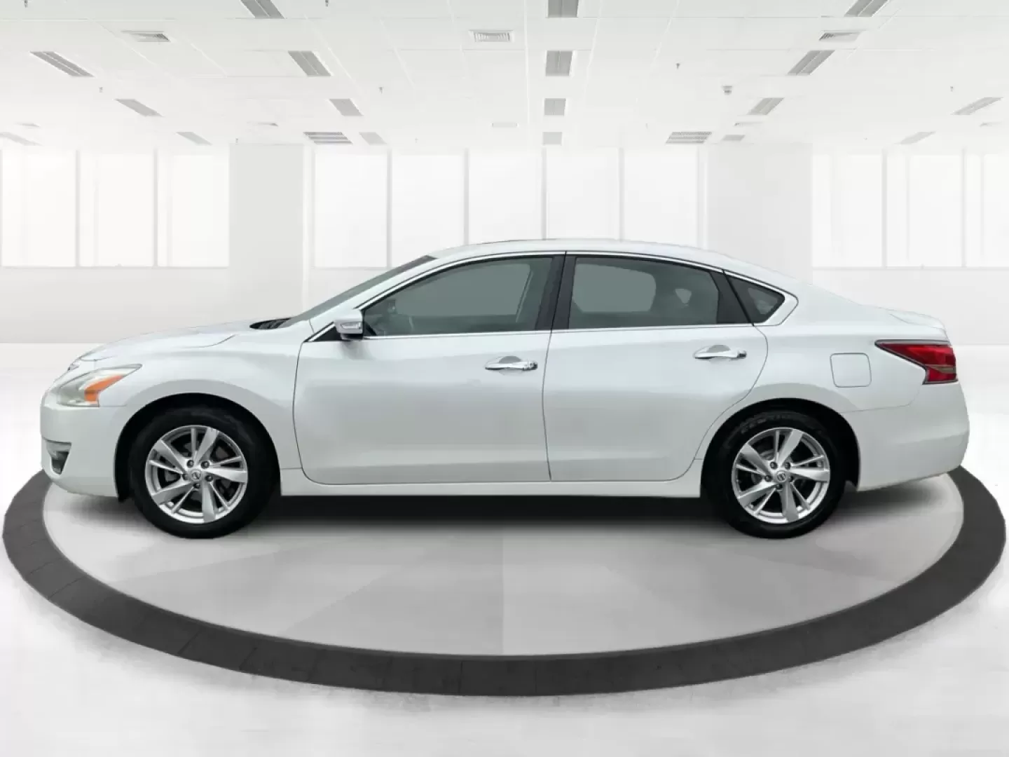 2014 Nissan Altima 2.5 SV (1N4AL3AP8EC) with an 2.5L I-4 DOHC engine, located at 880 E. National Road, Vandalia, OH, 45377, (937) 908-9800, 39.891918, -84.183594 - Photo#5