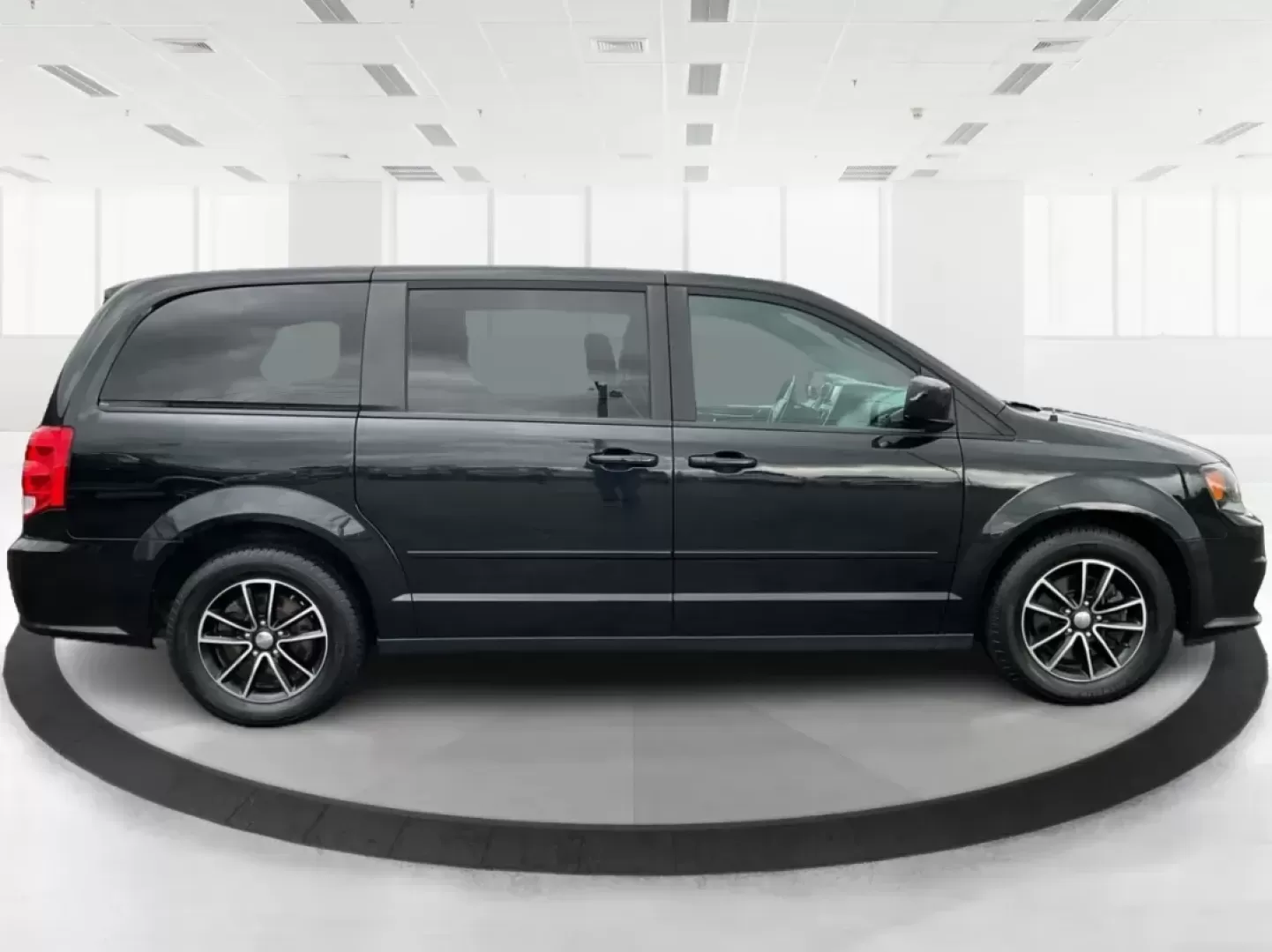 2016 Dodge Grand Caravan SXT (2C4RDGCG6GR) with an Pentastar 3.6L V-6 DOHC engine, located at 880 E. National Road, Vandalia, OH, 45377, (937) 908-9800, 39.891918, -84.183594 - Photo#1