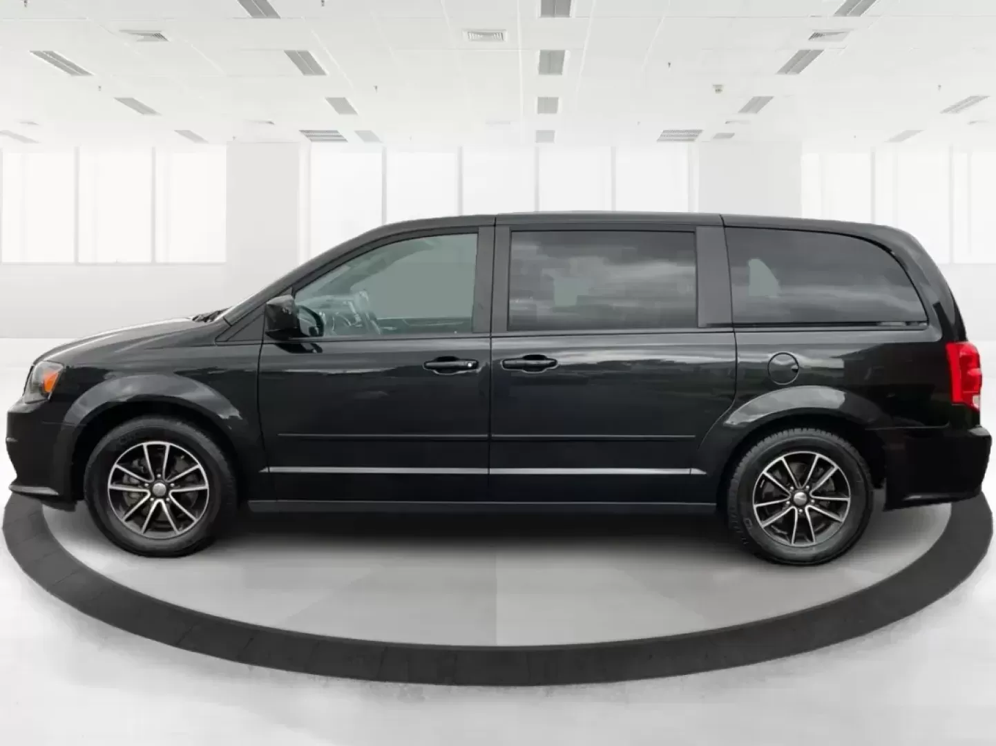 2016 Dodge Grand Caravan SXT (2C4RDGCG6GR) with an Pentastar 3.6L V-6 DOHC engine, located at 880 E. National Road, Vandalia, OH, 45377, (937) 908-9800, 39.891918, -84.183594 - Photo#5