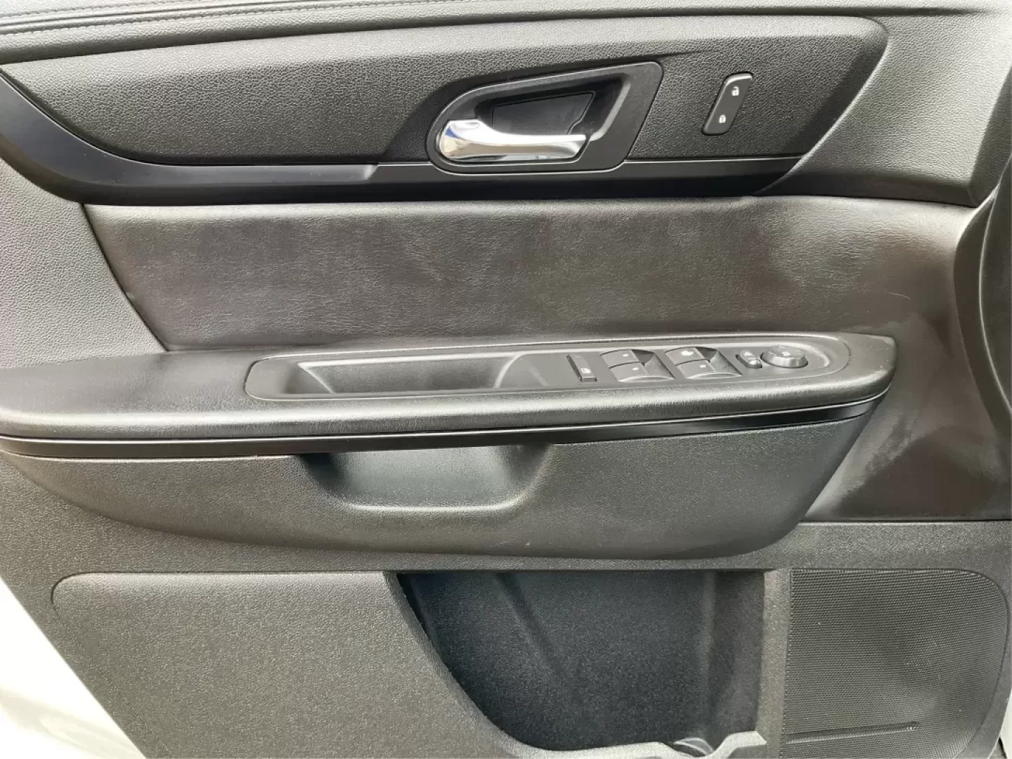 2017 Chevrolet Traverse 1LT (1GNKRGKD3HJ) with an 3.6L V-6 gasoline direct injection engine, located at 401 Woodman Dr, Riverside, OH, 45431, (937) 908-9800, 39.760899, -84.123421 - Photo#17