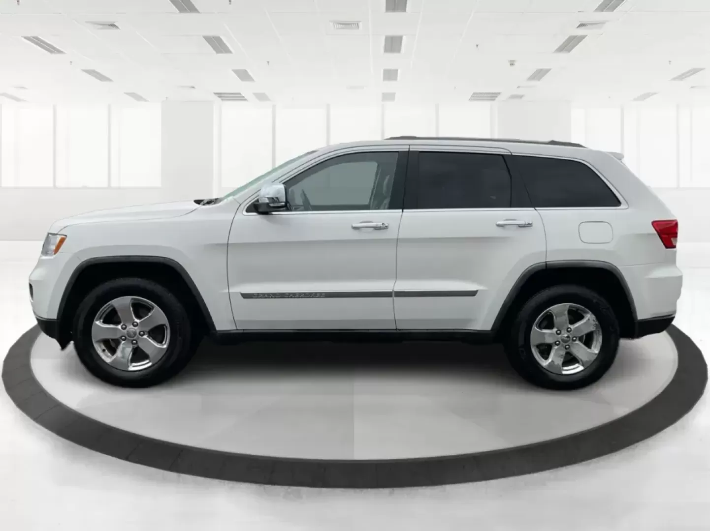 2011 Jeep Grand Cherokee Limited (1J4RR5GG2BC) with an Other engine, located at 4508 South Dixie Dr, Moraine, OH, 45439, (937) 908-9800, 39.689976, -84.218452 - Photo#6