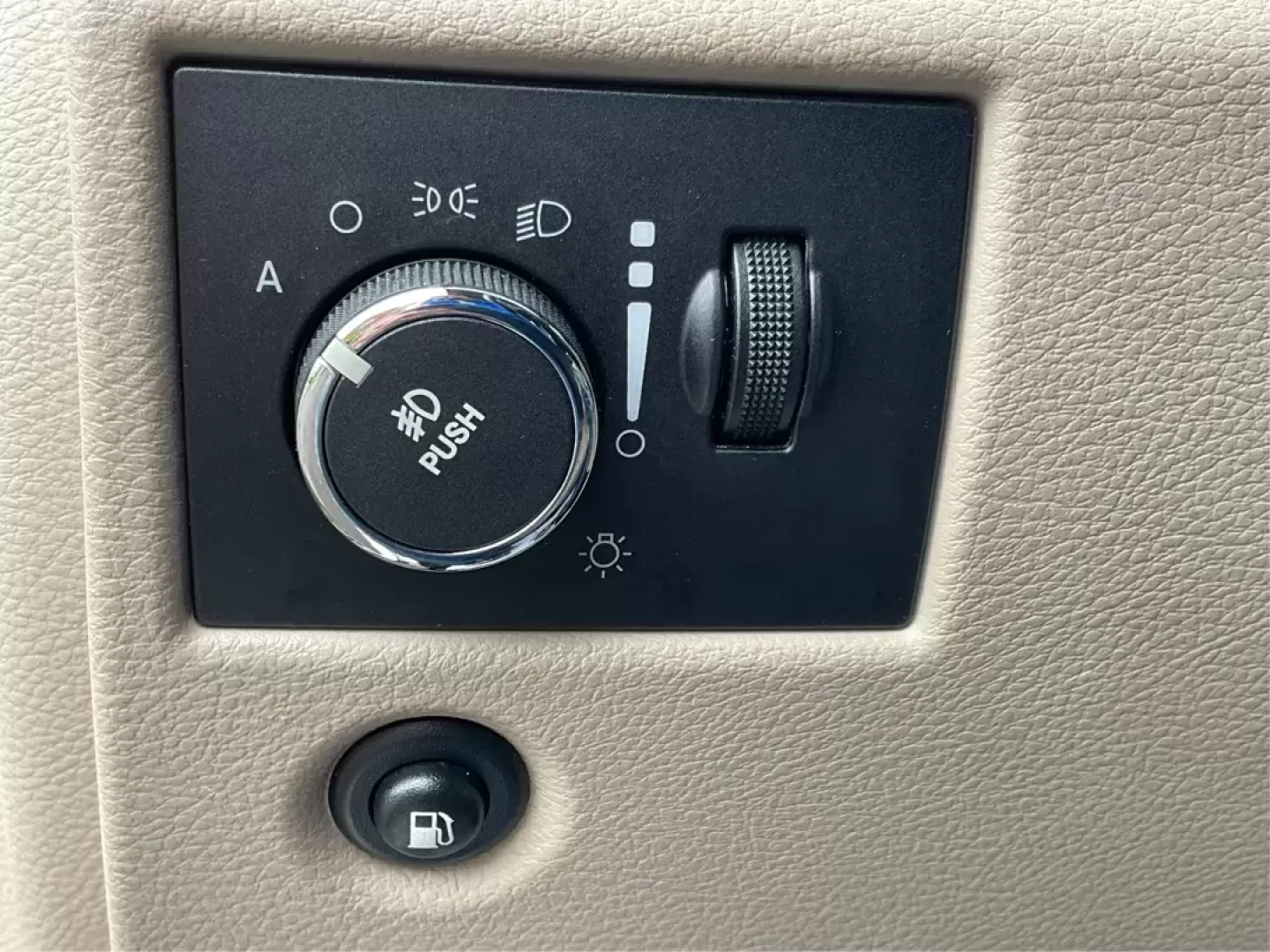 2011 Jeep Grand Cherokee Limited (1J4RR5GG2BC) with an Other engine, located at 4508 South Dixie Dr, Moraine, OH, 45439, (937) 908-9800, 39.689976, -84.218452 - Photo#17