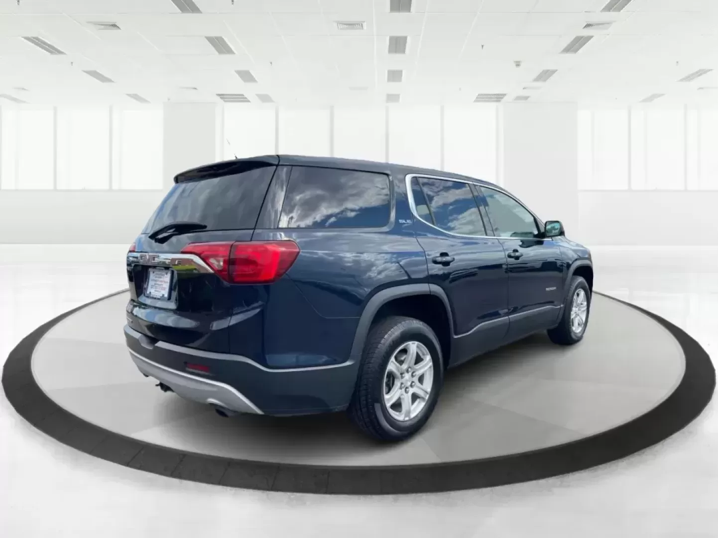 2017 GMC Acadia SLE-1 (1GKKNKLA5HZ) with an 2.5L I-4 gasoline direct injection engine, located at 1230 East Main St, Xenia, OH, 45385, (937) 908-9800, 39.688026, -83.910172 - Photo#1
