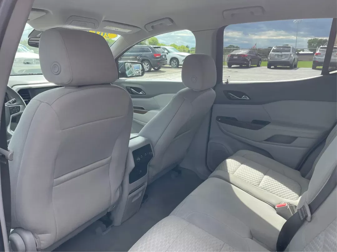 2017 GMC Acadia SLE-1 (1GKKNKLA5HZ) with an 2.5L I-4 gasoline direct injection engine, located at 1230 East Main St, Xenia, OH, 45385, (937) 908-9800, 39.688026, -83.910172 - 2017 GMC Acadia SLE-1 - Photo#9
