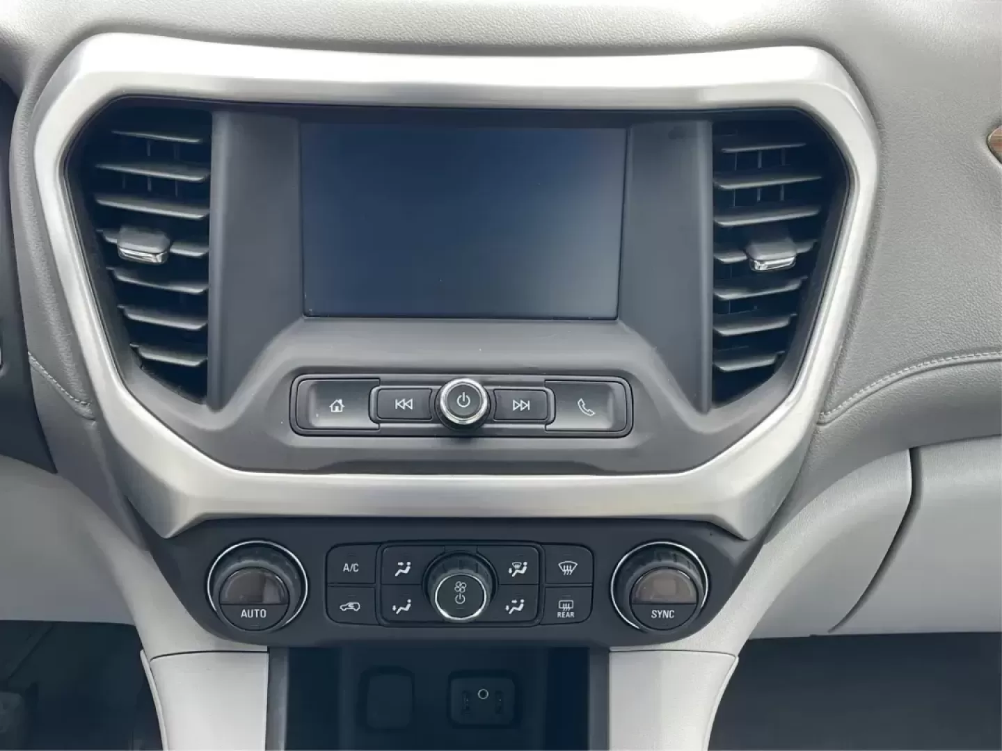 2017 GMC Acadia SLE-1 (1GKKNKLA5HZ) with an 2.5L I-4 gasoline direct injection engine, located at 1230 East Main St, Xenia, OH, 45385, (937) 908-9800, 39.688026, -83.910172 - Photo#11