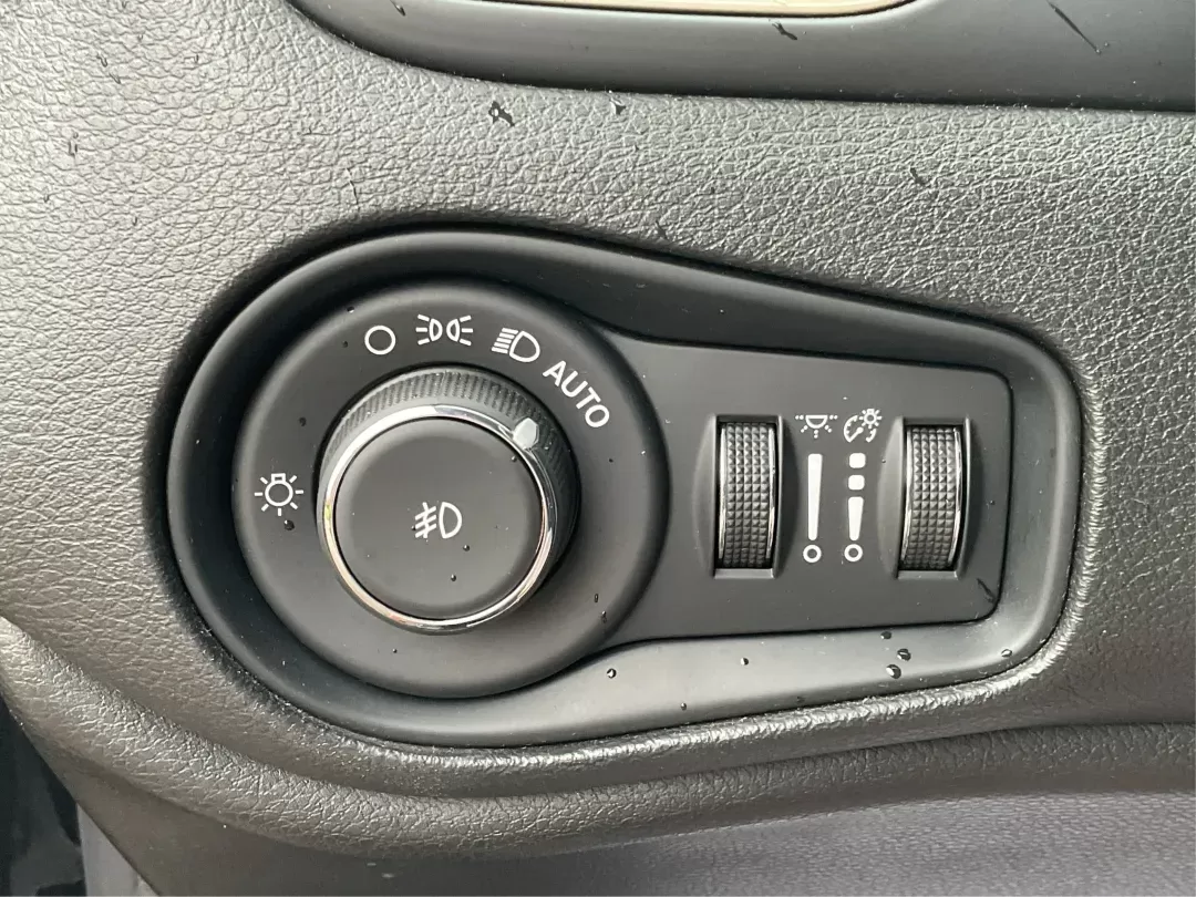 2016 Jeep Renegade Limited (ZACCJADT7GP) with an Tigershark MultiAir 2.4L I-4 variable valve contro engine, located at 8750 N County Rd 25A, Piqua, OH, 45356, (937) 908-9800, 40.164391, -84.232513 - 2016 Jeep Renegade Limited - Photo#15
