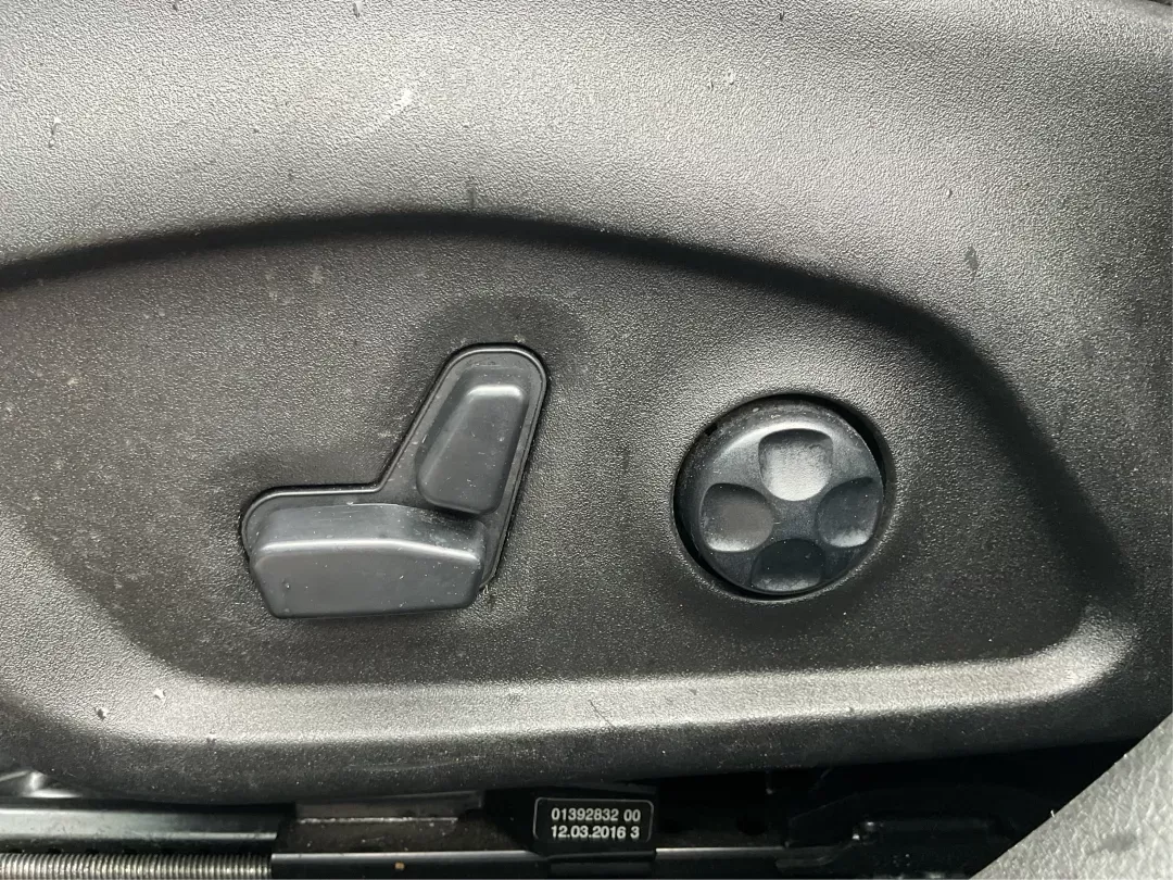 2016 Jeep Renegade Limited (ZACCJADT7GP) with an Tigershark MultiAir 2.4L I-4 variable valve contro engine, located at 8750 N County Rd 25A, Piqua, OH, 45356, (937) 908-9800, 40.164391, -84.232513 - 2016 Jeep Renegade Limited - Photo#16