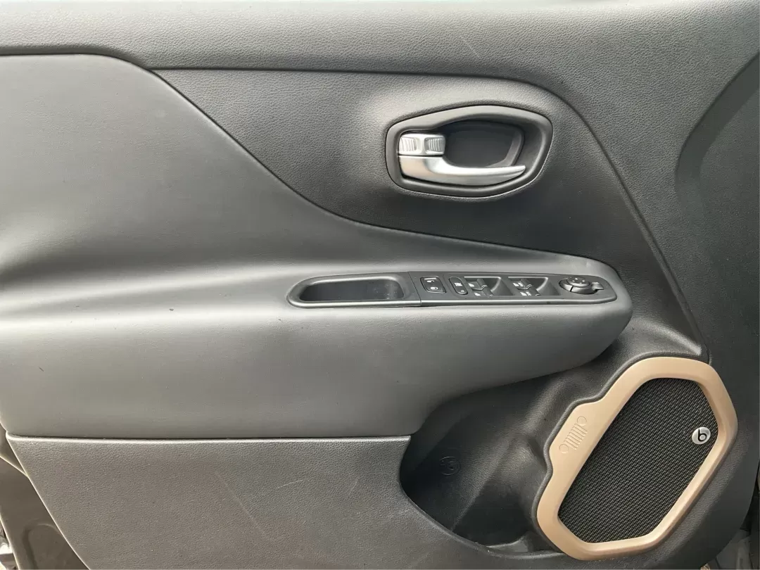 2016 Jeep Renegade Limited (ZACCJADT7GP) with an Tigershark MultiAir 2.4L I-4 variable valve contro engine, located at 8750 N County Rd 25A, Piqua, OH, 45356, (937) 908-9800, 40.164391, -84.232513 - 2016 Jeep Renegade Limited - Photo#17