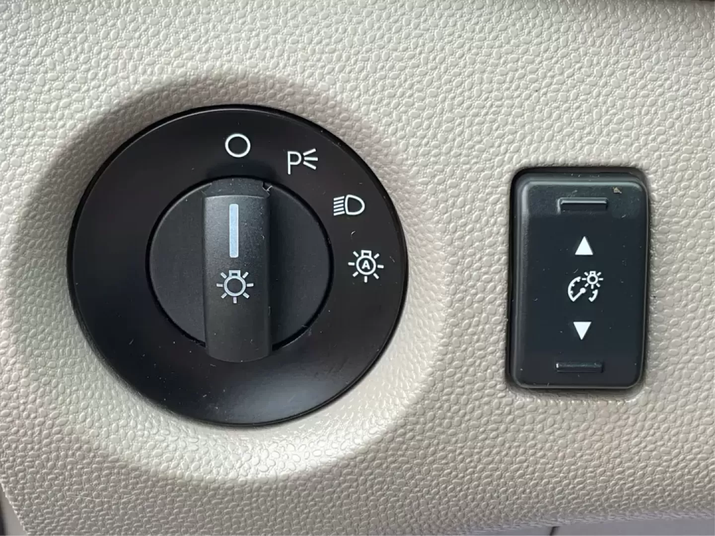 2018 Ford Fiesta SE (3FADP4EJ2JM) with an 1.6L I-4 DOHC engine, located at 8750 N County Rd 25A, Piqua, OH, 45356, (937) 908-9800, 40.164391, -84.232513 - Photo#16