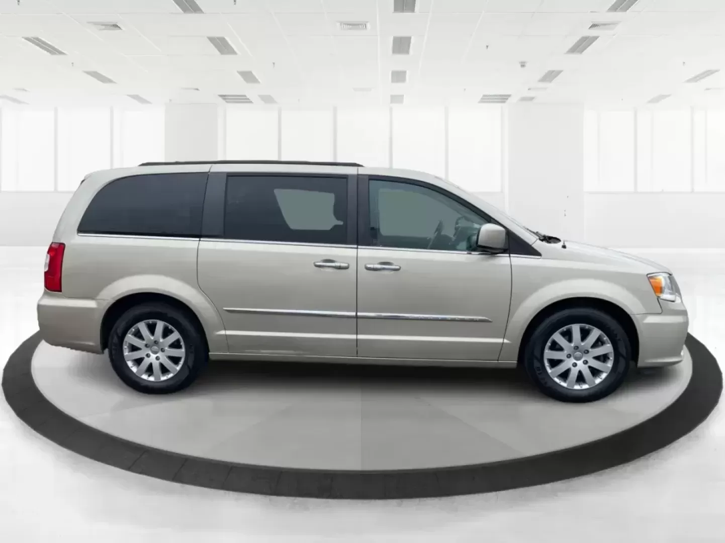 2016 Chrysler Town and Country Touring (2C4RC1BG8GR) with an Pentastar 3.6L V-6 DOHC engine, located at 880 E. National Road, Vandalia, OH, 45377, (937) 908-9800, 39.891918, -84.183594 - Photo#1