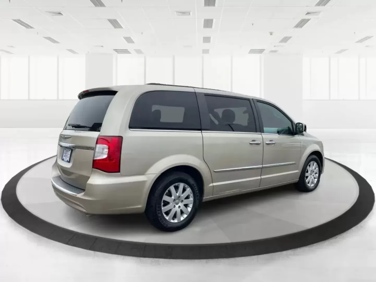 2016 Chrysler Town and Country Touring (2C4RC1BG8GR) with an Pentastar 3.6L V-6 DOHC engine, located at 880 E. National Road, Vandalia, OH, 45377, (937) 908-9800, 39.891918, -84.183594 - Photo#2