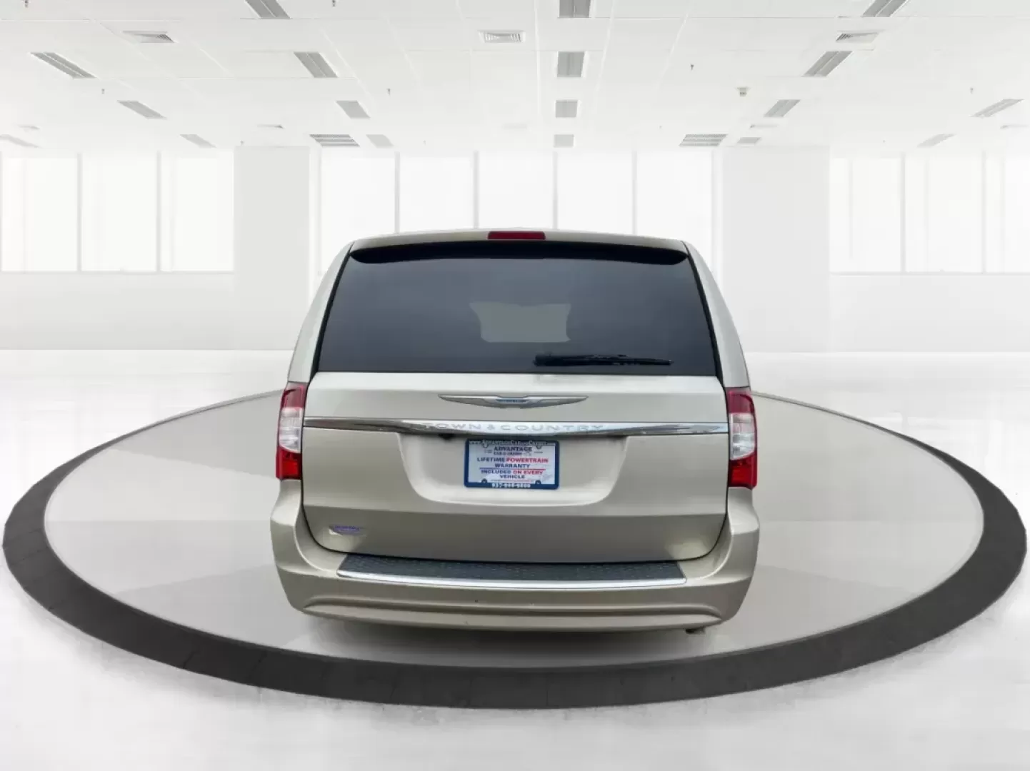 2016 Chrysler Town and Country Touring (2C4RC1BG8GR) with an Pentastar 3.6L V-6 DOHC engine, located at 880 E. National Road, Vandalia, OH, 45377, (937) 908-9800, 39.891918, -84.183594 - Photo#3
