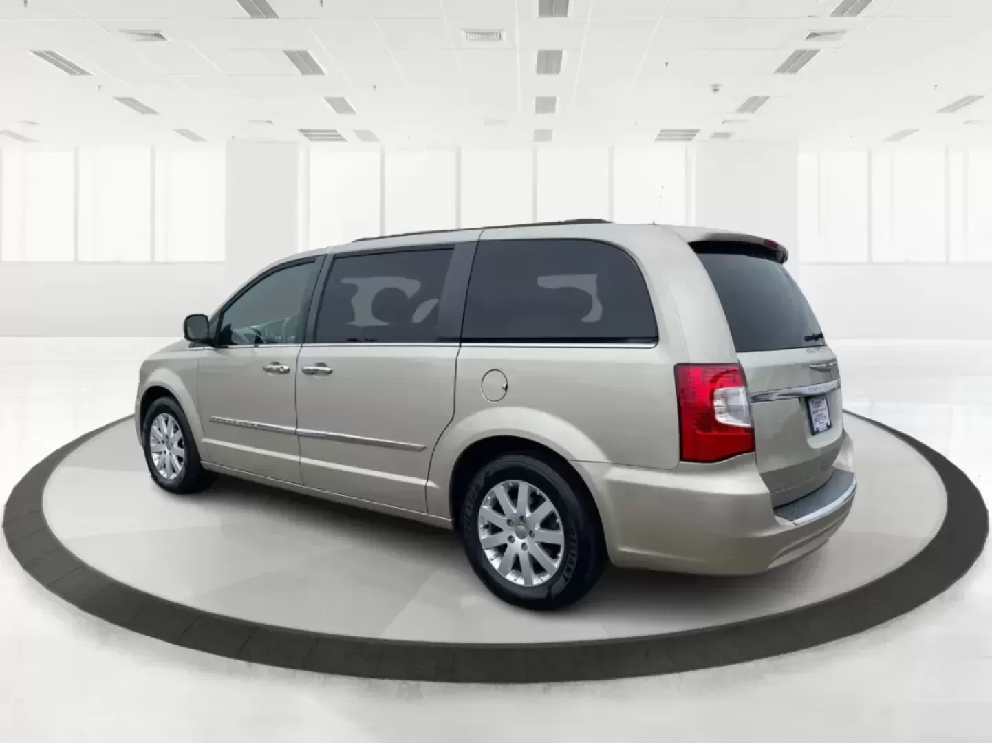 2016 Chrysler Town and Country Touring (2C4RC1BG8GR) with an Pentastar 3.6L V-6 DOHC engine, located at 880 E. National Road, Vandalia, OH, 45377, (937) 908-9800, 39.891918, -84.183594 - Photo#4
