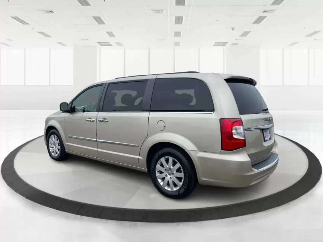 2016 Chrysler Town and Country Touring (2C4RC1BG8GR) with an Pentastar 3.6L V-6 DOHC engine, located at 880 E. National Road, Vandalia, OH, 45377, (937) 908-9800, 39.891918, -84.183594 - 2016 Chrysler Town and Country Touring - Photo#4