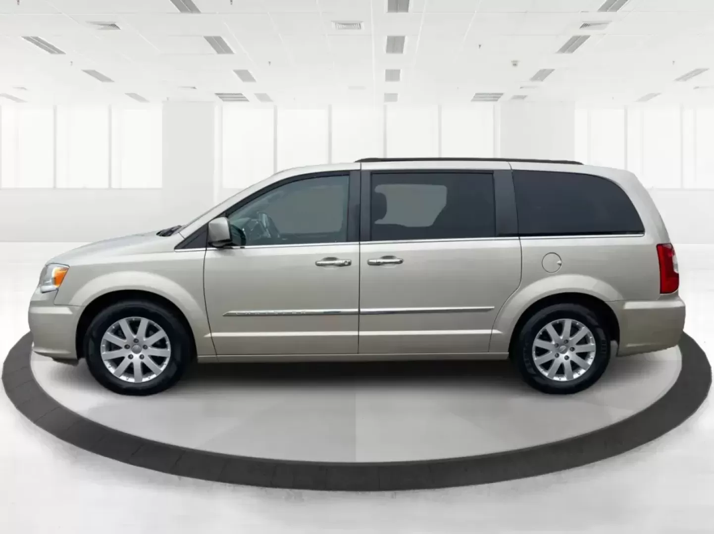 2016 Chrysler Town and Country Touring (2C4RC1BG8GR) with an Pentastar 3.6L V-6 DOHC engine, located at 880 E. National Road, Vandalia, OH, 45377, (937) 908-9800, 39.891918, -84.183594 - Photo#5