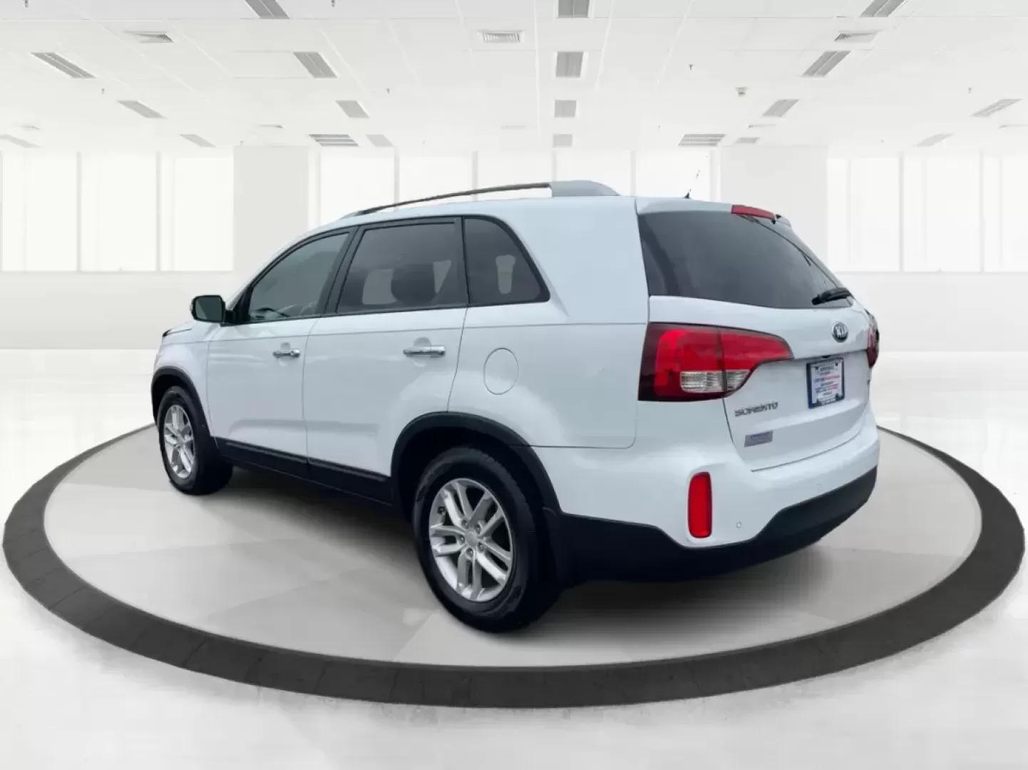 2015 Kia Sorento LX (5XYKT4A61FG) with an 2.4L I-4 gasoline direct injection engine, located at 8750 N County Rd 25A, Piqua, OH, 45356, (937) 908-9800, 40.164391, -84.232513 - Photo#4