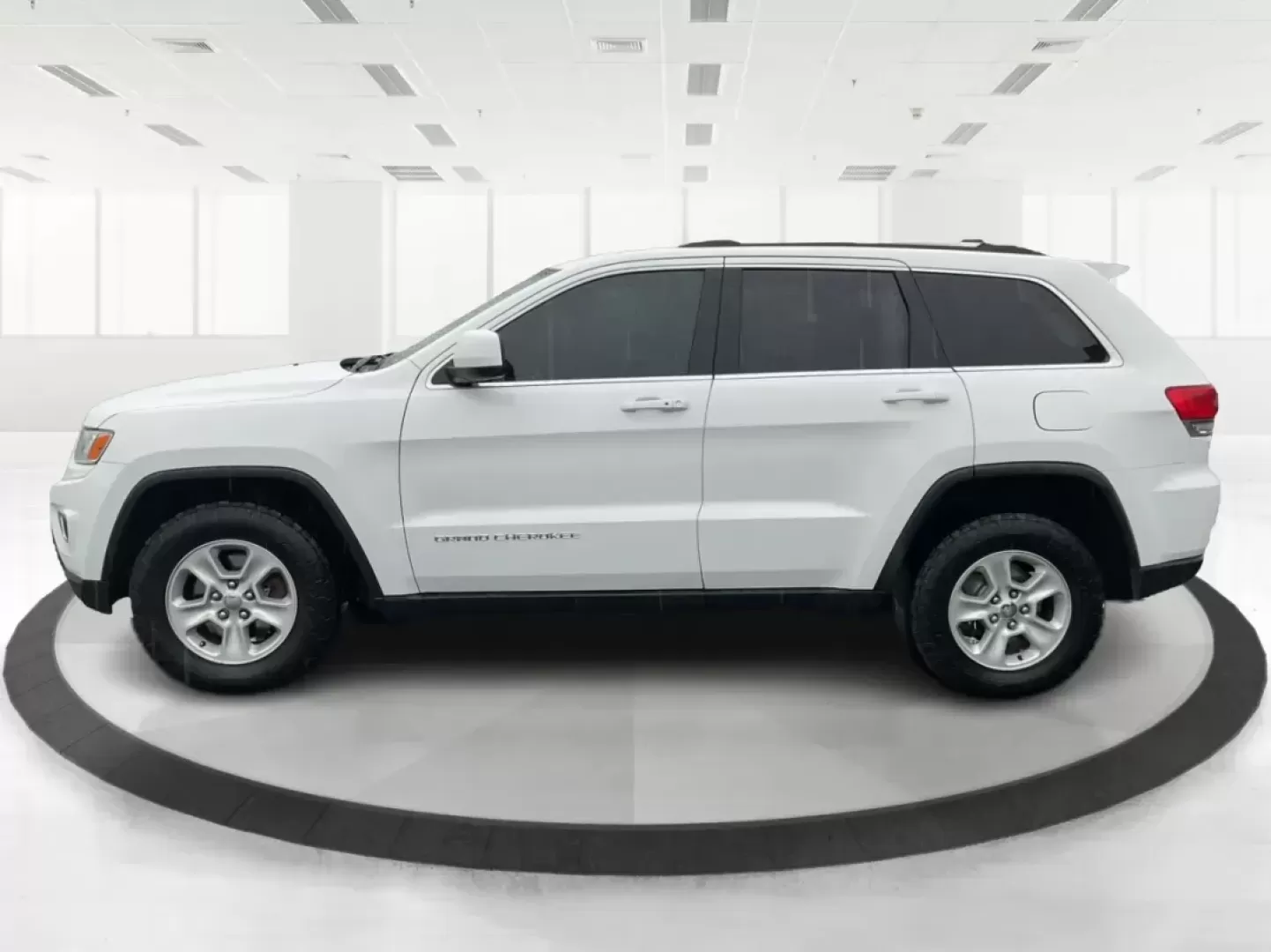 2015 Jeep Grand Cherokee Laredo (1C4RJFAG7FC) with an 3.6L V-6 DOHC engine, located at 8750 N County Rd 25A, Piqua, OH, 45356, (937) 908-9800, 40.164391, -84.232513 - Photo#5