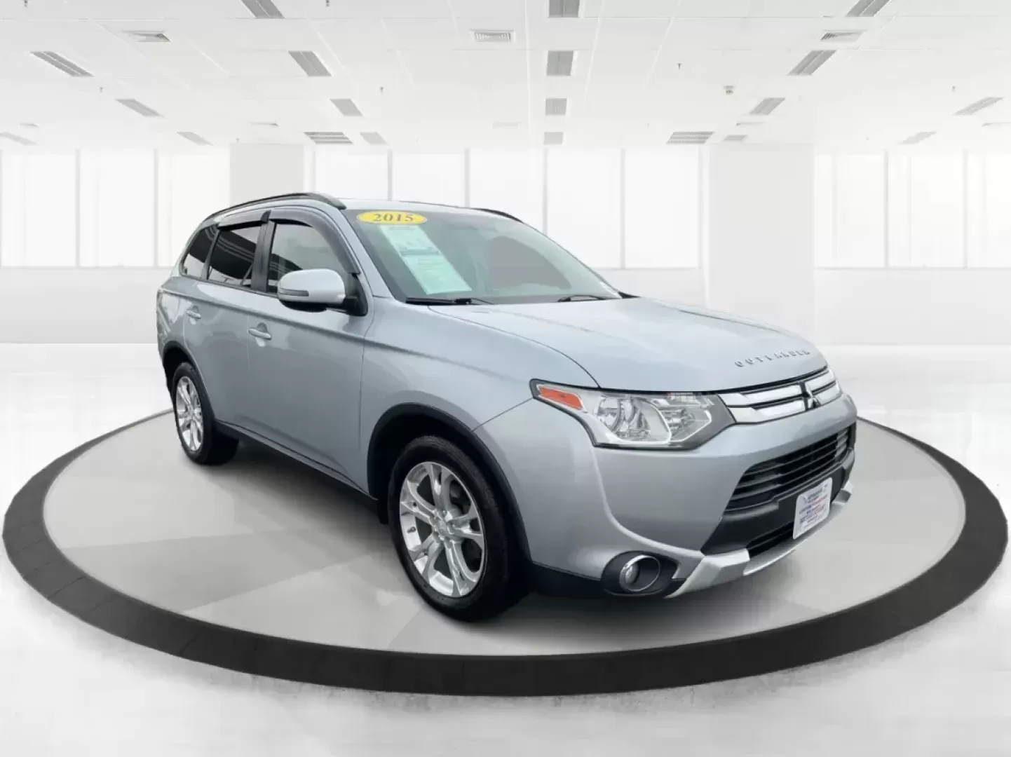 2015 Mitsubishi Outlander SE (JA4AZ3A31FZ) with an 2.4L I-4 variable valve control engine, located at 1230 East Main St, Xenia, OH, 45385, (937) 908-9800, 39.688026, -83.910172 - Photo#0