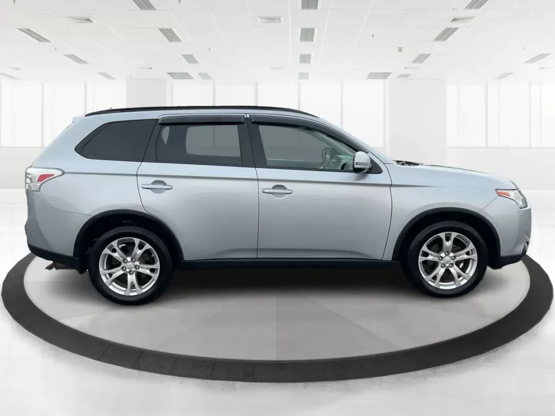 2015 Mitsubishi Outlander SE (JA4AZ3A31FZ) with an 2.4L I-4 variable valve control engine, located at 1230 East Main St, Xenia, OH, 45385, (937) 908-9800, 39.688026, -83.910172 - 2015 Mitsubishi Outlander SE - Photo#1