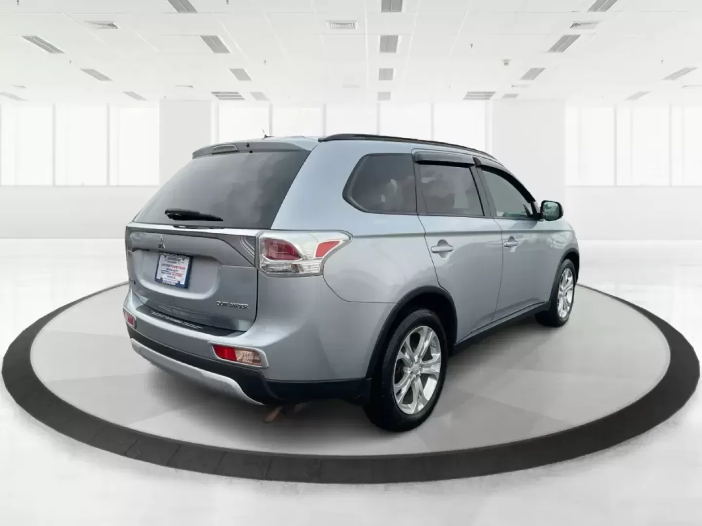 2015 Mitsubishi Outlander SE (JA4AZ3A31FZ) with an 2.4L I-4 variable valve control engine, located at 1230 East Main St, Xenia, OH, 45385, (937) 908-9800, 39.688026, -83.910172 - Photo#2