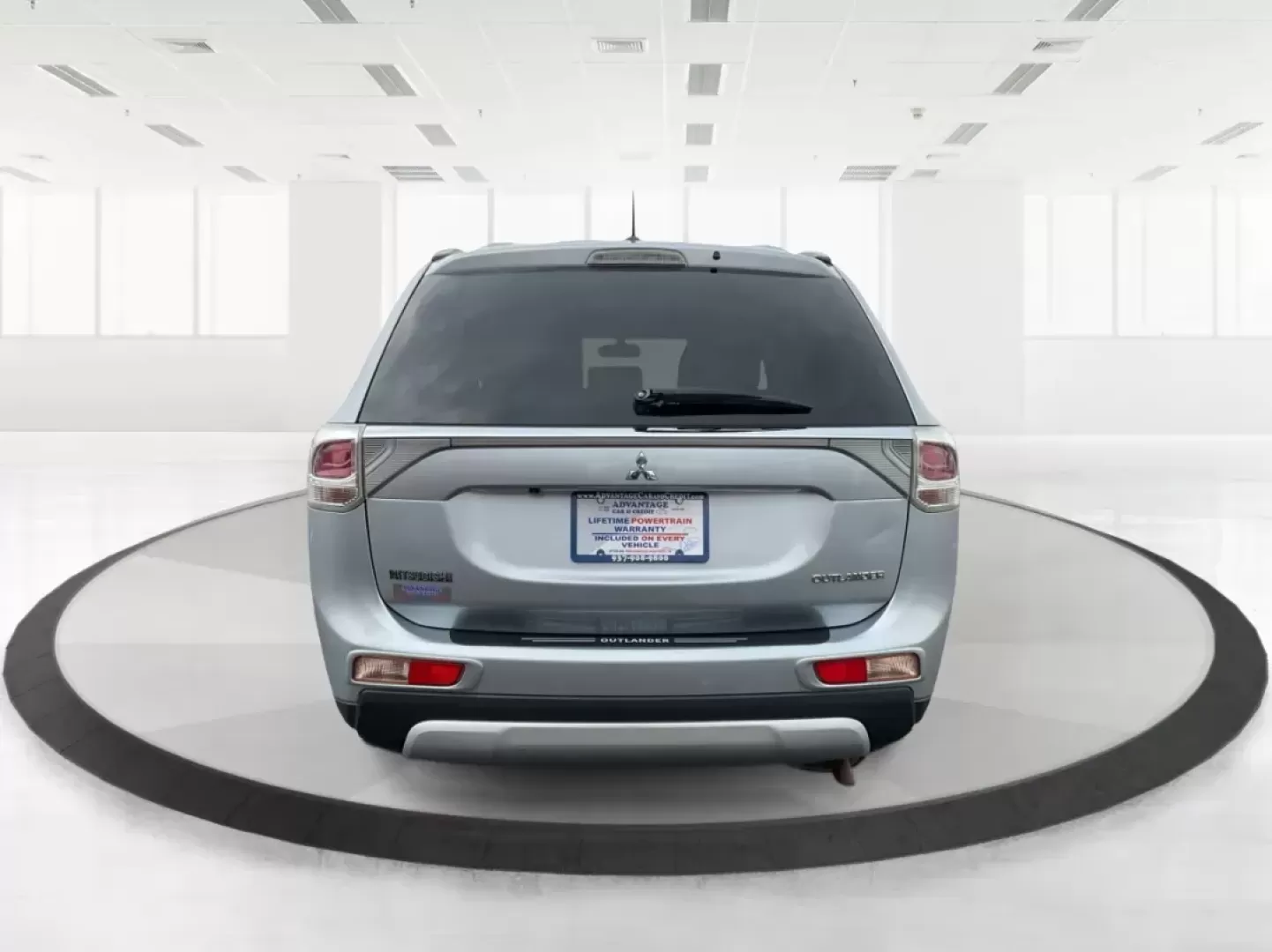 2015 Mitsubishi Outlander SE (JA4AZ3A31FZ) with an 2.4L I-4 variable valve control engine, located at 1230 East Main St, Xenia, OH, 45385, (937) 908-9800, 39.688026, -83.910172 - Photo#3