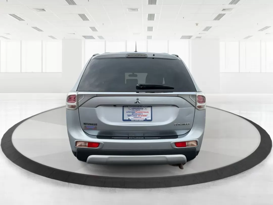 2015 Mitsubishi Outlander SE (JA4AZ3A31FZ) with an 2.4L I-4 variable valve control engine, located at 1230 East Main St, Xenia, OH, 45385, (937) 908-9800, 39.688026, -83.910172 - 2015 Mitsubishi Outlander SE - Photo#3