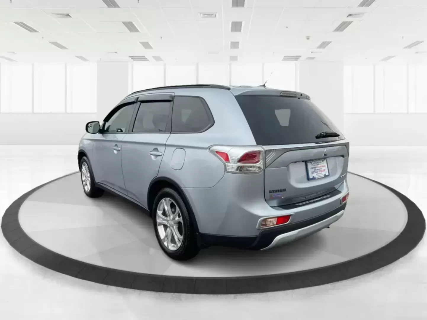 2015 Mitsubishi Outlander SE (JA4AZ3A31FZ) with an 2.4L I-4 variable valve control engine, located at 1230 East Main St, Xenia, OH, 45385, (937) 908-9800, 39.688026, -83.910172 - Photo#4