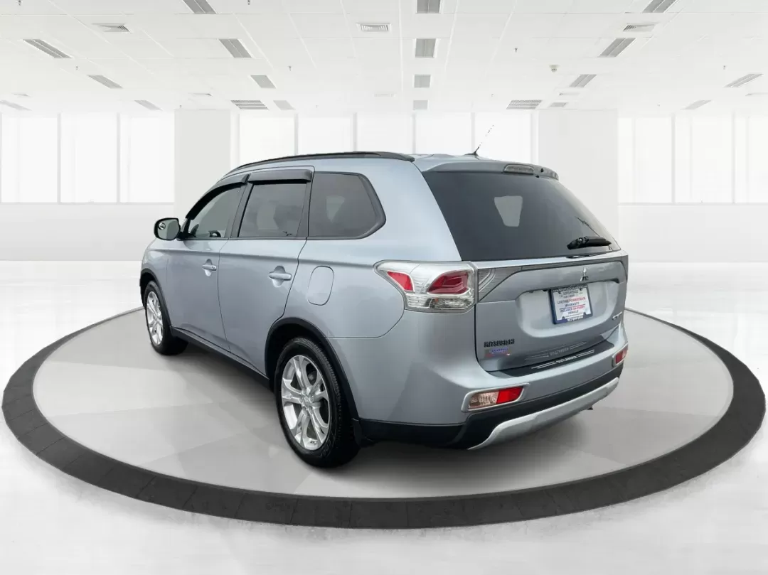 2015 Mitsubishi Outlander SE (JA4AZ3A31FZ) with an 2.4L I-4 variable valve control engine, located at 1230 East Main St, Xenia, OH, 45385, (937) 908-9800, 39.688026, -83.910172 - 2015 Mitsubishi Outlander SE - Photo#4