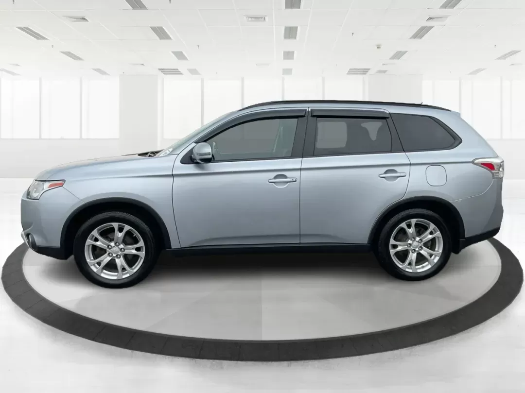 2015 Mitsubishi Outlander SE (JA4AZ3A31FZ) with an 2.4L I-4 variable valve control engine, located at 1230 East Main St, Xenia, OH, 45385, (937) 908-9800, 39.688026, -83.910172 - 2015 Mitsubishi Outlander SE - Photo#5