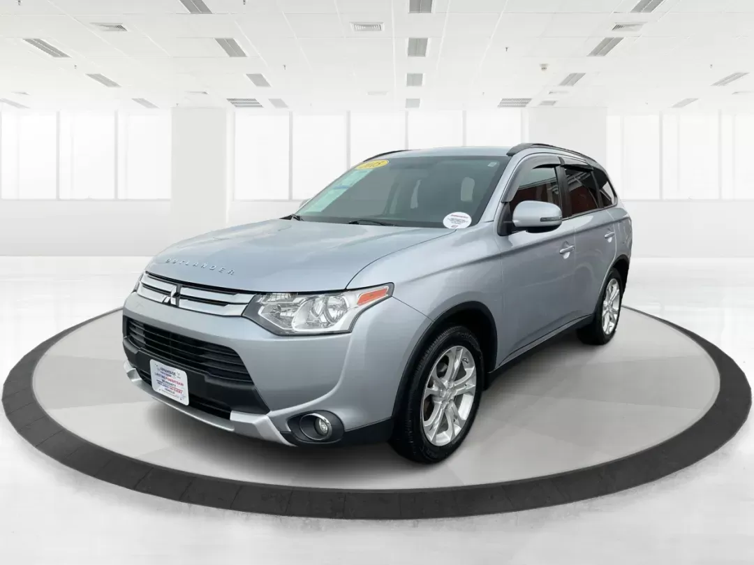 2015 Mitsubishi Outlander SE (JA4AZ3A31FZ) with an 2.4L I-4 variable valve control engine, located at 1230 East Main St, Xenia, OH, 45385, (937) 908-9800, 39.688026, -83.910172 - 2015 Mitsubishi Outlander SE - Photo#7