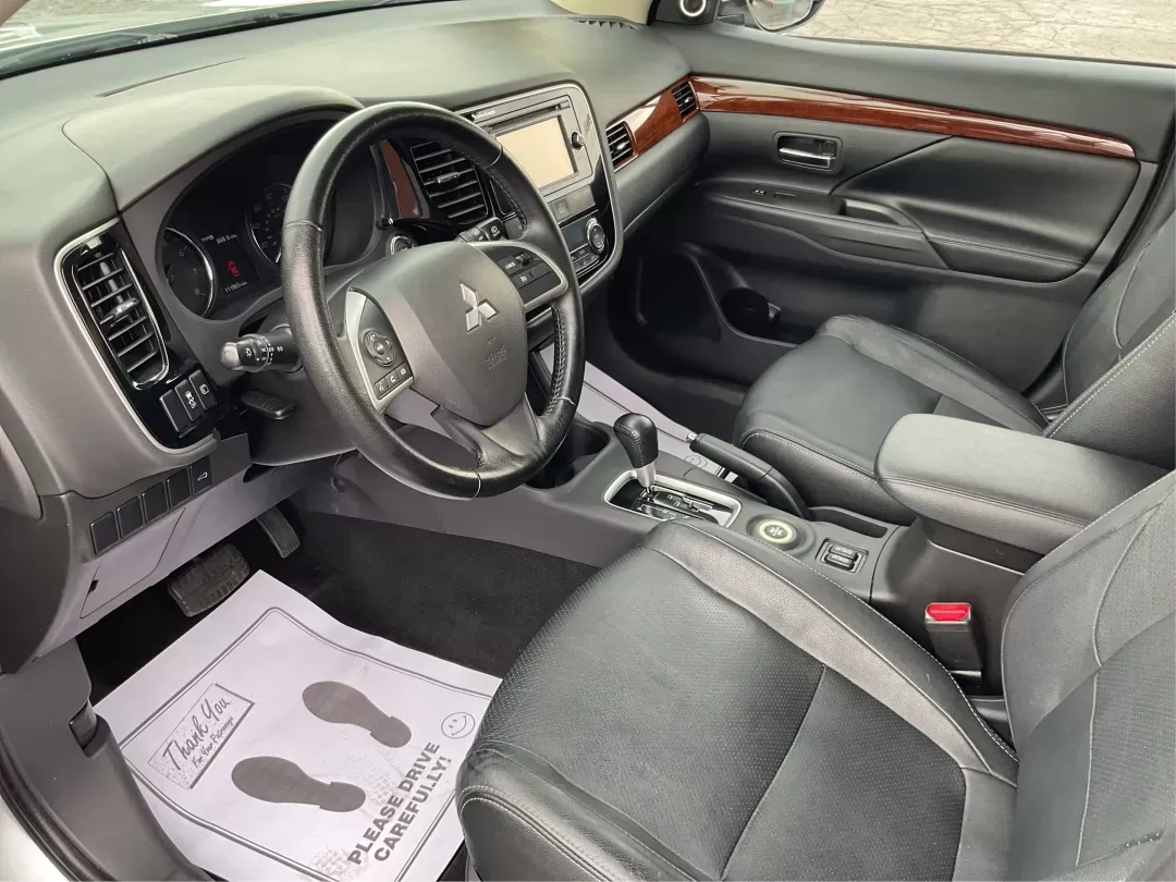2015 Mitsubishi Outlander SE (JA4AZ3A31FZ) with an 2.4L I-4 variable valve control engine, located at 1230 East Main St, Xenia, OH, 45385, (937) 908-9800, 39.688026, -83.910172 - 2015 Mitsubishi Outlander SE - Photo#8